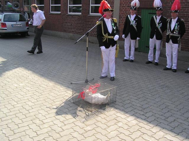 Karte 094.jpg - 1. Vorsitzender Ewald Koller und Generalmajor Anton Eßling erhielten von den Vorstandskollegen eine lebende "Gans" für ihre Verdienste rund ums Jubiläum.